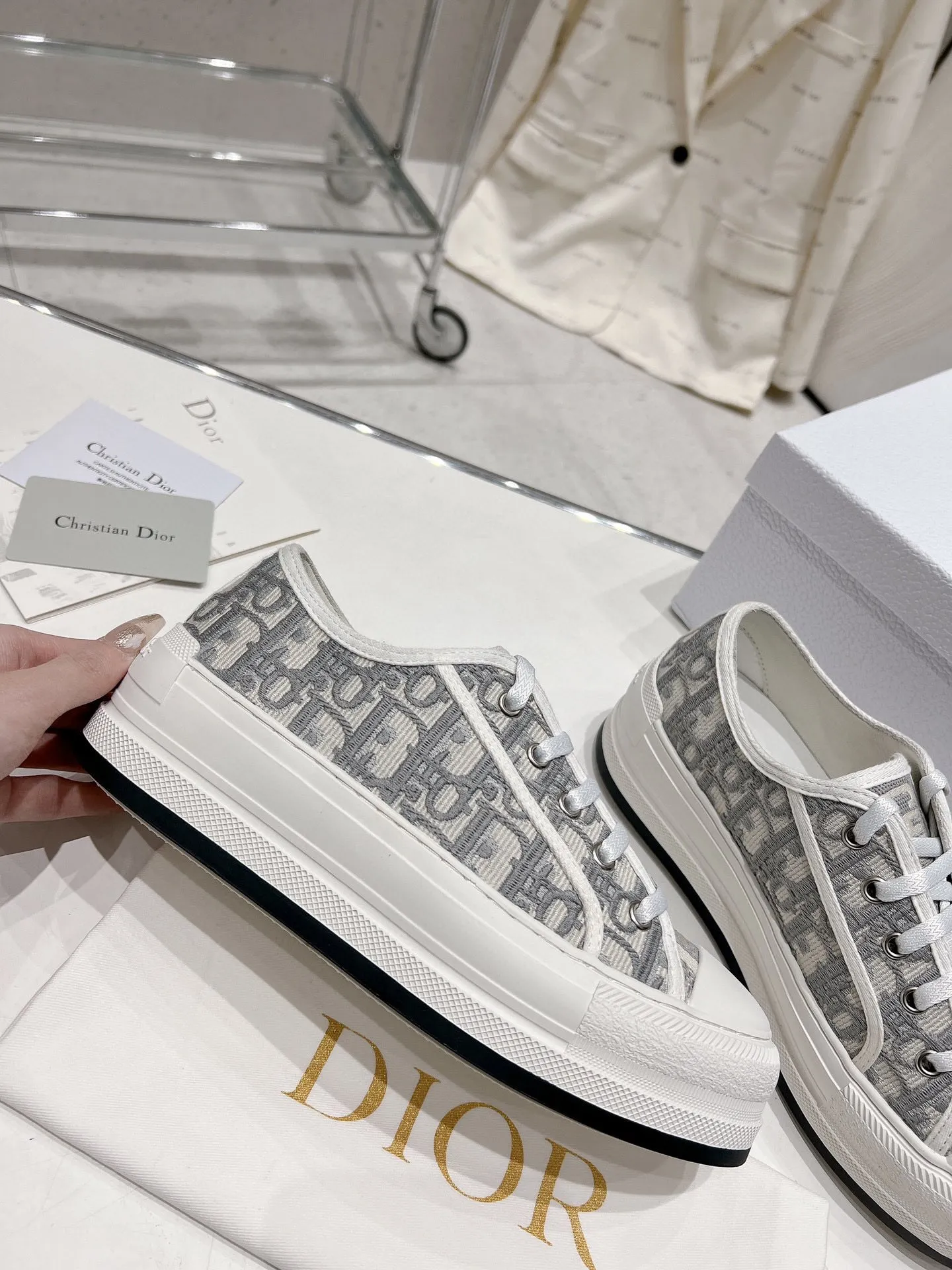 👟👟Ex-factory price 520👟👟 Dior Dior Walk'n series presbyopic embroidery thick-soled canvas shoes casual sneakers original purchase development and production This Walk'n'Dior thick-soled sneaker is a fashionable item that enhances the style of the series. Oblique printed cotton embroidered upper with comfortable platform sole, tongue and Christian Dior 👟👟 ex-factory aris signature laces. Can add fashionable temperament to all kinds of casual looks ▪️Fabric: Original customized imported Oblique printed embroidery ▪️Inner lining: Imported soft sheepskin lining ▪️Outsole: Original exclusive molded T👟👟Factory price U material ▪️Sole thickness: 4.5CM ▪️Size: Women's 35-40